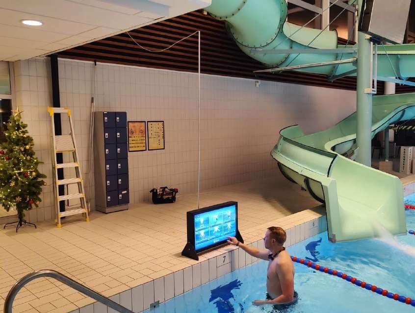 Obrazovka Waterbic pro aqua aerobik u plaveckého bazénu