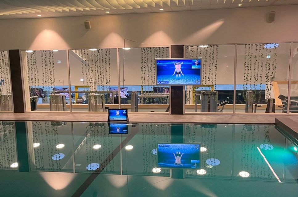 Obrazovka Waterbic pro aqua aerobik u plaveckého bazénu