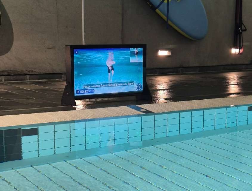 Obrazovka Waterbic pro aqua aerobik u plaveckého bazénu