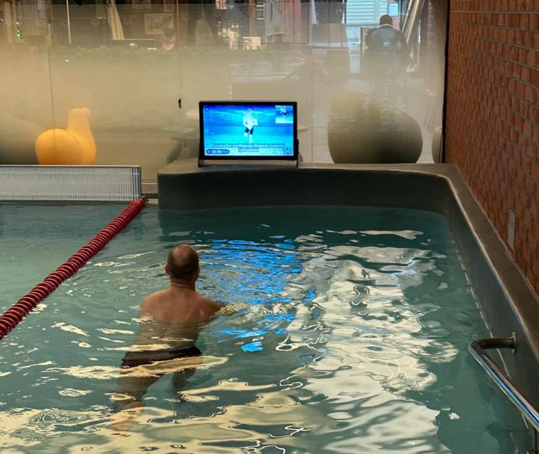 Obrazovka Waterbic pro aqua aerobik u plaveckého bazénu