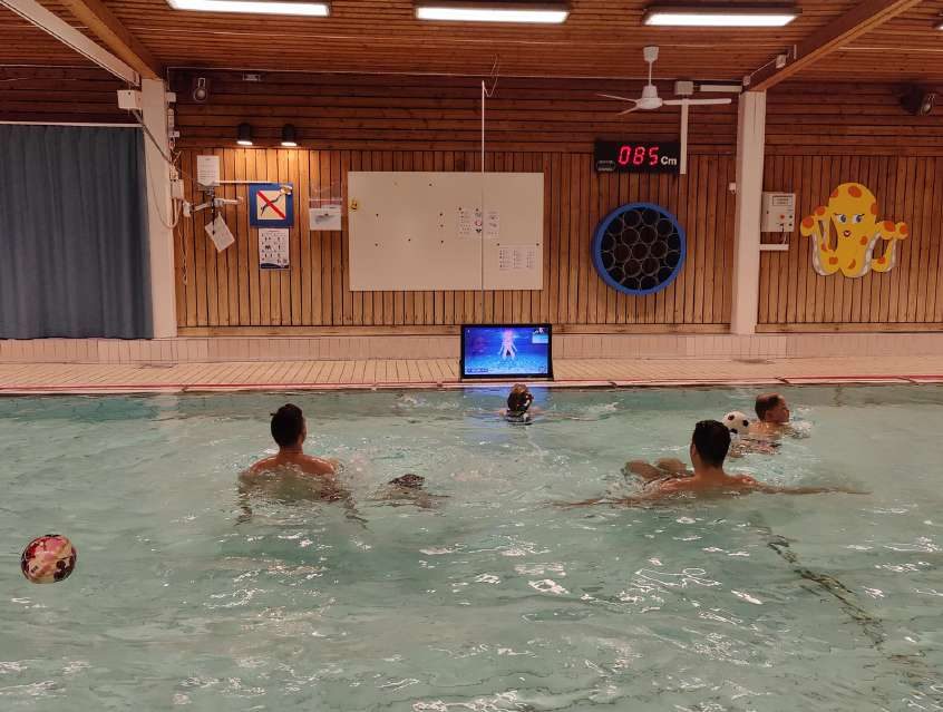 Obrazovka Waterbic pro aqua aerobik u plaveckého bazénu