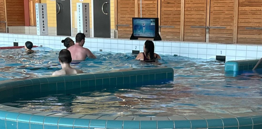 Obrazovka Waterbic pro aqua aerobik u plaveckého bazénu