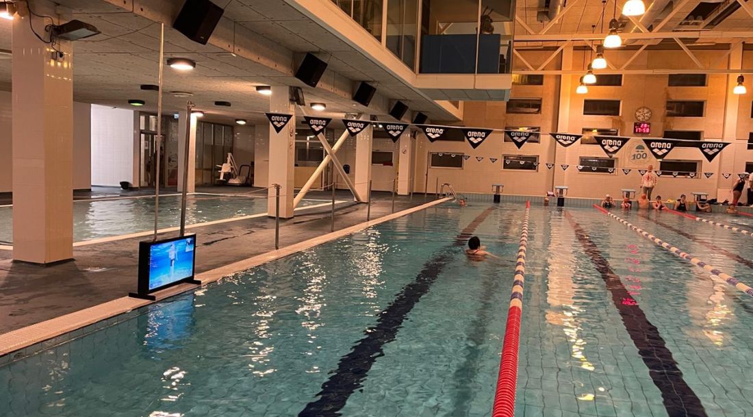 Obrazovka Waterbic pro aqua aerobik u plaveckého bazénu