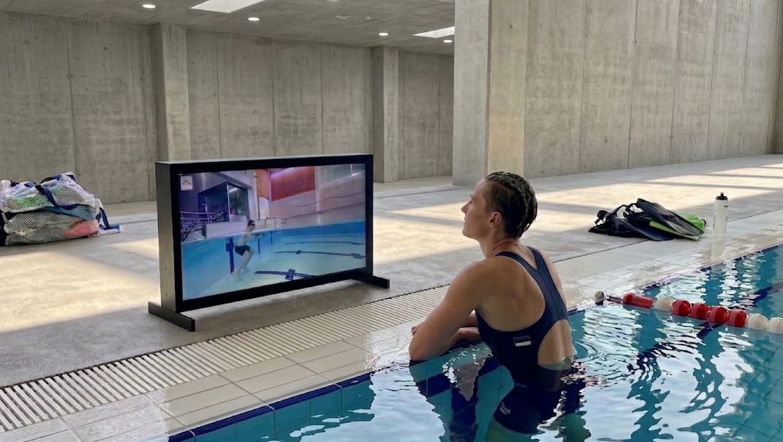 Obrazovka Waterbic pro aqua aerobik u plaveckého bazénu